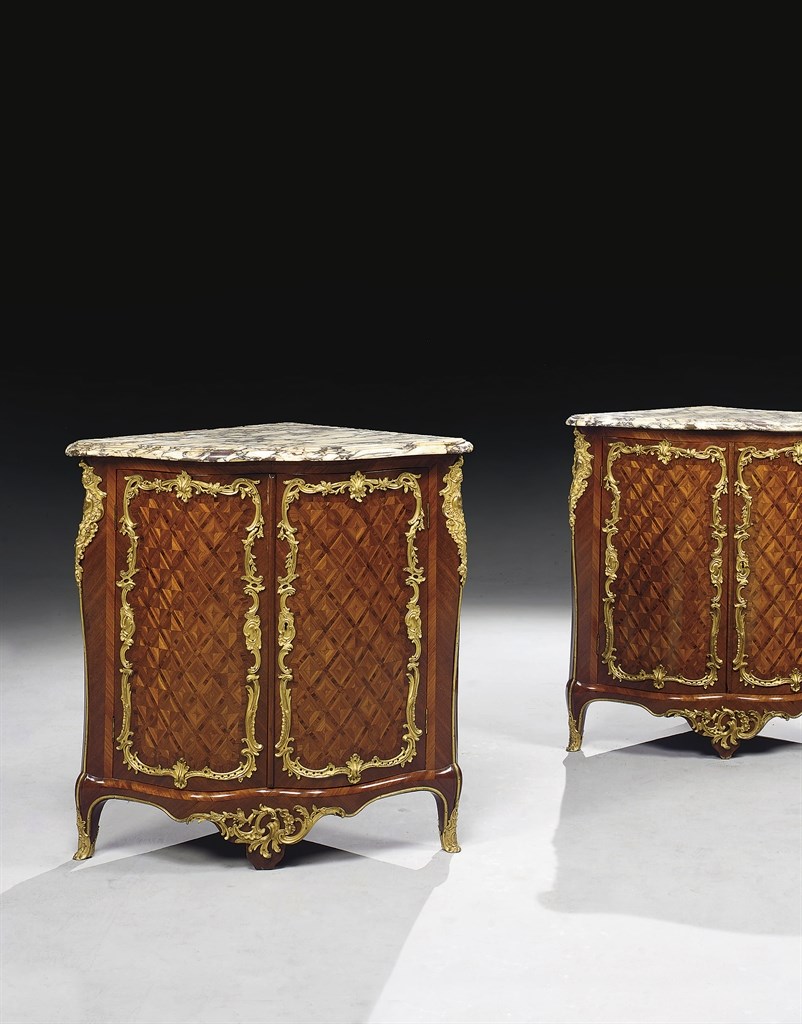 PAIRE D'ENCOIGNURES D'EPOQUE LOUIS XV