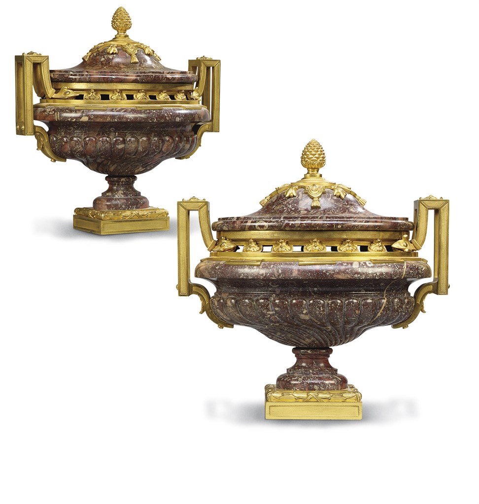 PAIRE DE VASES COUVERTS DE STYLE LOUIS XVI