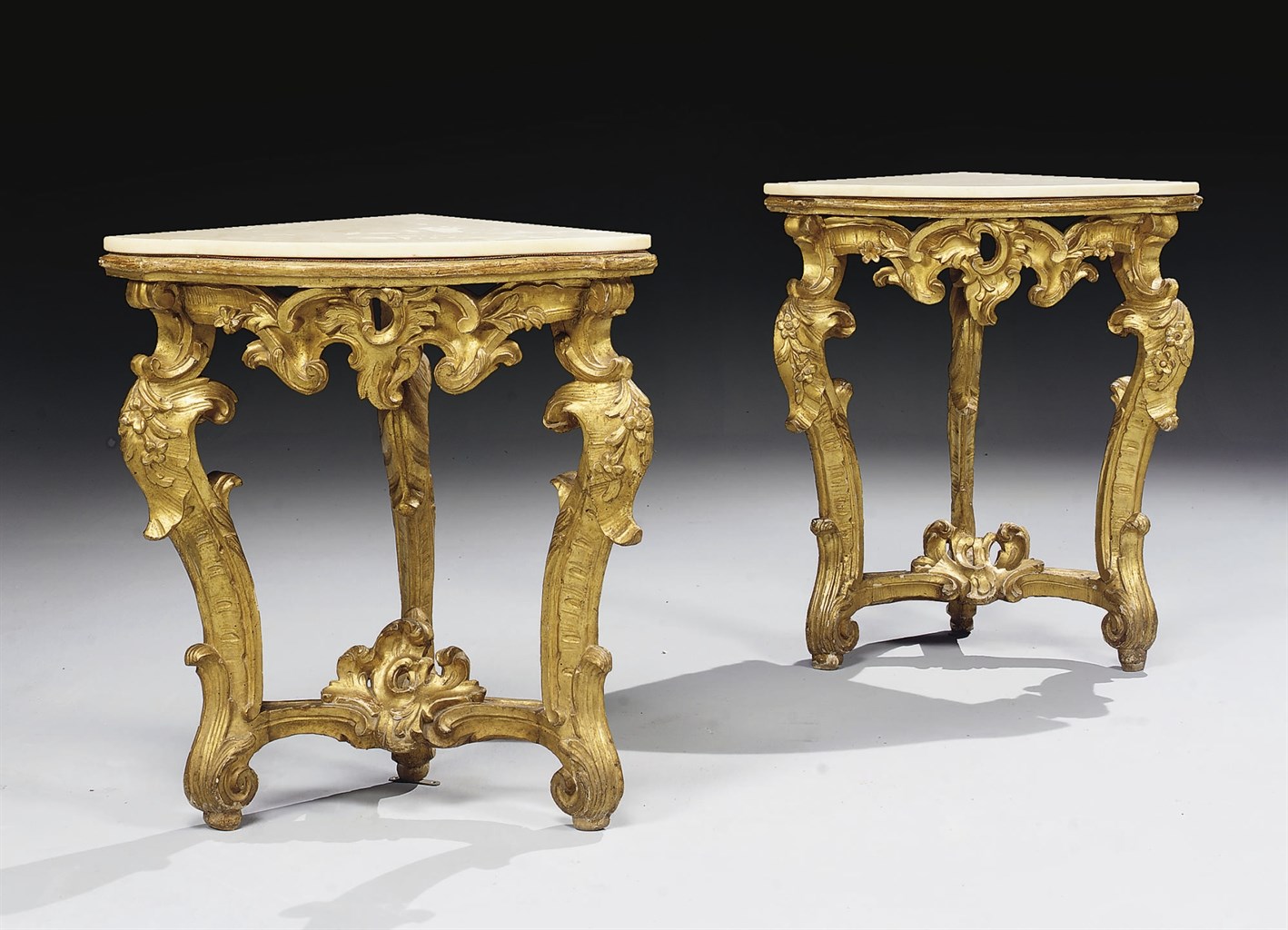 PAIRE DE CONSOLES D'ANGLE D'EPOQUE ROCCOCO