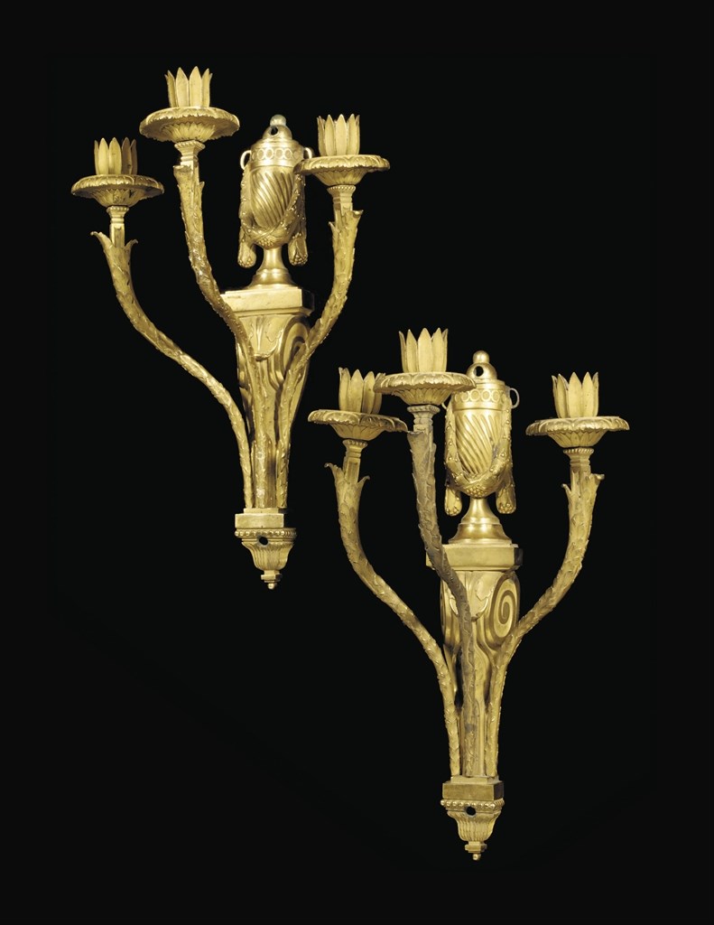PAIRE D'APPLIQUES DE LA FIN DU XVIIIEME SIECLE