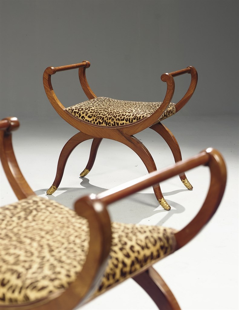 PAIRE DE TABOURETS CURULES D'EPOQUE NEOCLASSIQUE