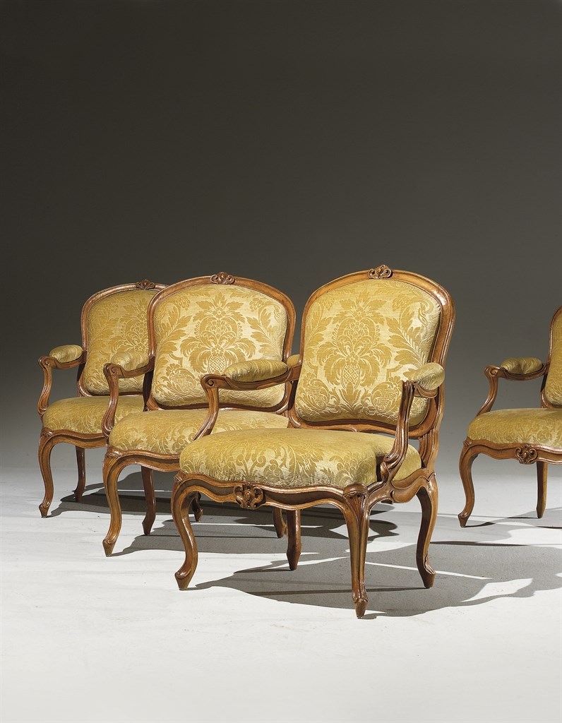 SUITE DE QUATRE FAUTEUILS A CHASSIS D'EPOQUE LOUIS XV