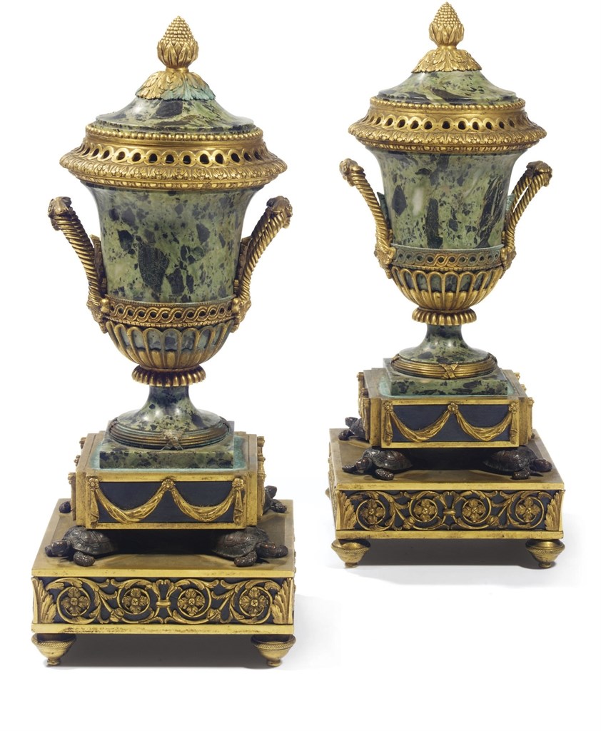 PAIRE DE VASES D'EPOQUE NEOCLASSIQUE