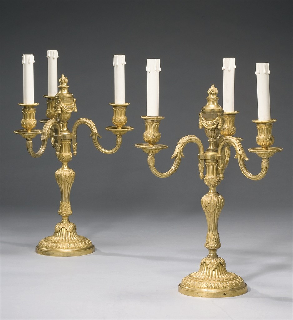 PAIRE DE CANDELABRES DE STYLE LOUIS XVI