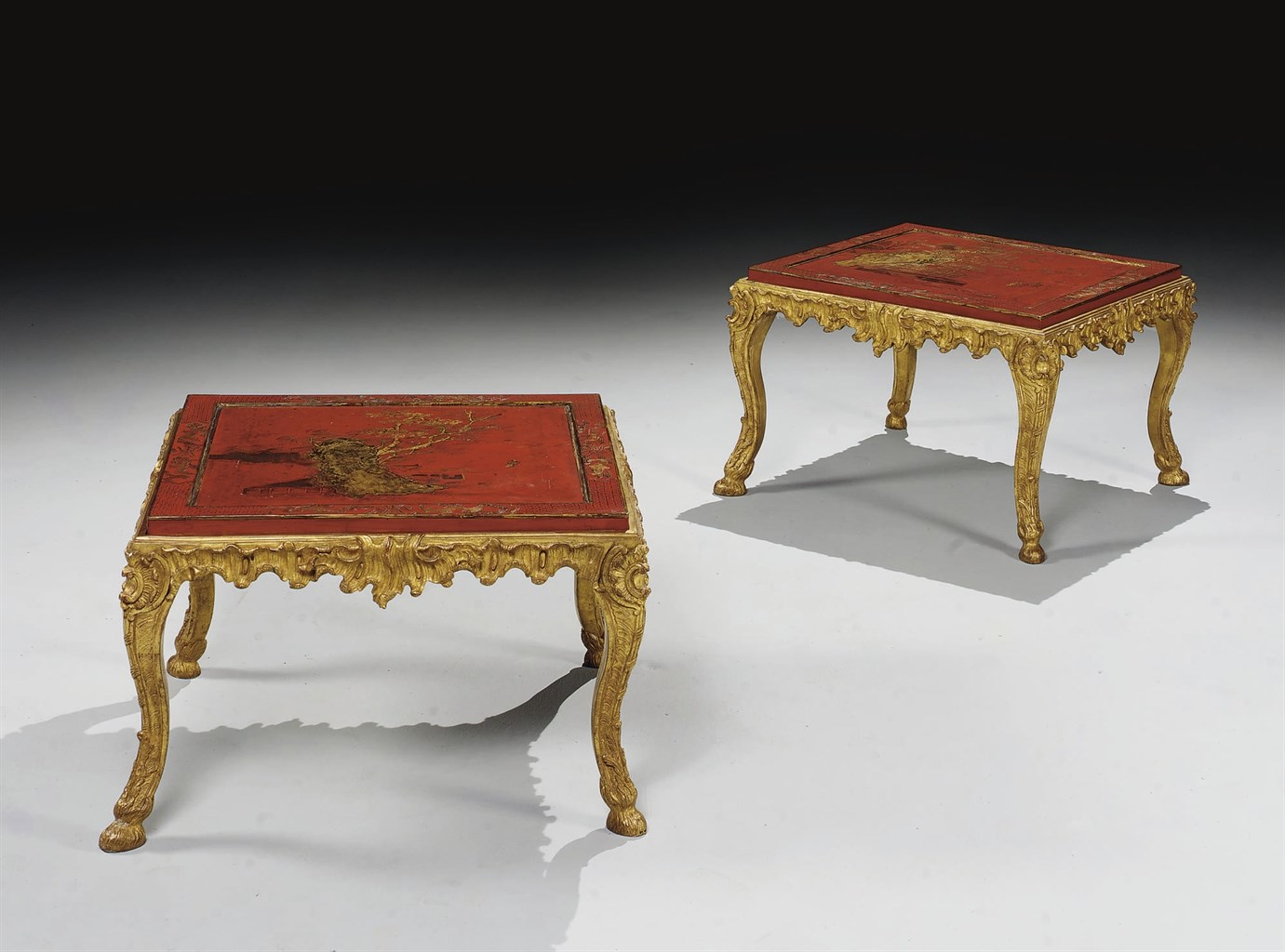 PAIRE DE TABLES BASSES DE STYLE REGENCE