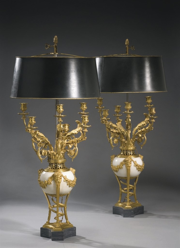 PAIRE DE CANDELABRES DE STYLE LOUIS XVI