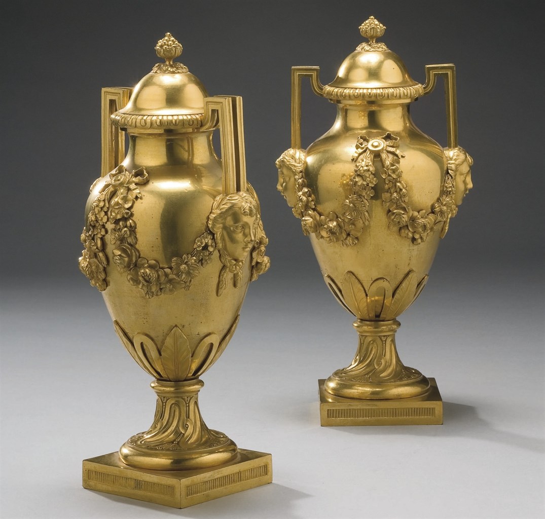 PAIRE D'URNES COUVERTES D'EPOQUE LOUIS XVI