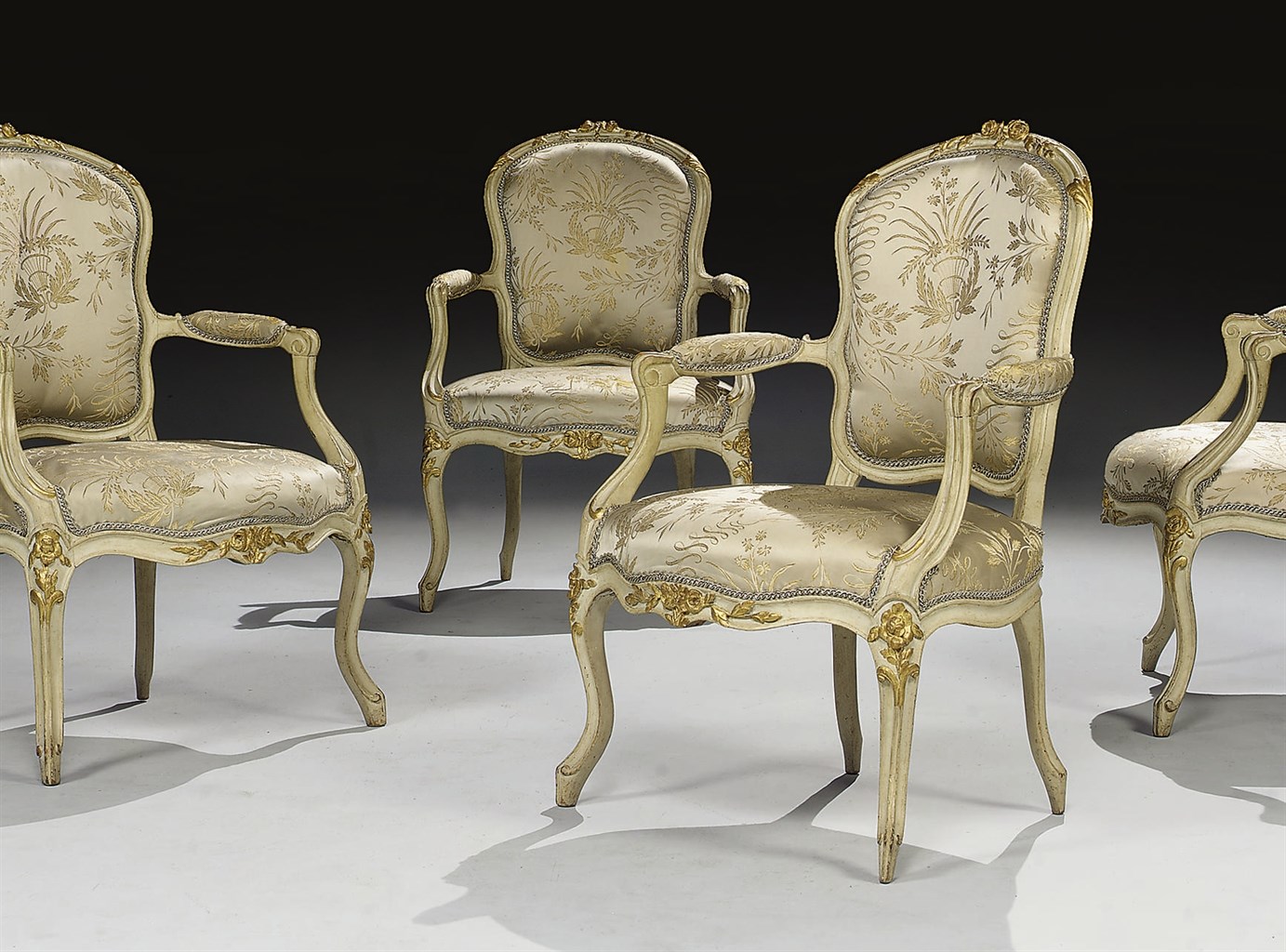 SUITE DE QUATRE FAUTEUILS EN CABRIOLET D'EPOQUE LOUIS XV