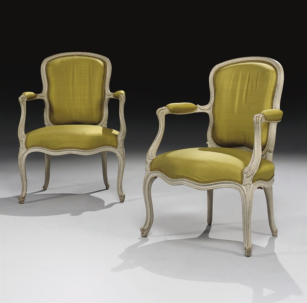 PAIRE DE FAUTEUILS EN CABRIOLET D'EPOQUE LOUIS XV