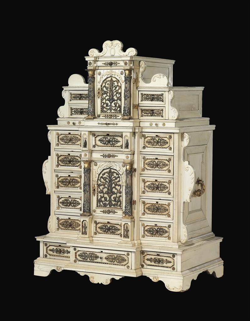 CABINET EN IVOIRE, ARGENT ET VERMEIL D'EPOQUE BAROQUE