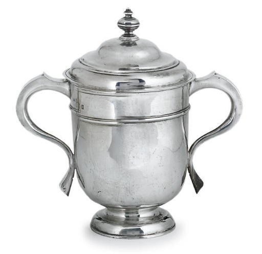 A 20TH CENTURY REPRODUCTION OF A GEORGE I BRITANNIA STANDARD SILVER 2-HANDLED CUP & COVER,