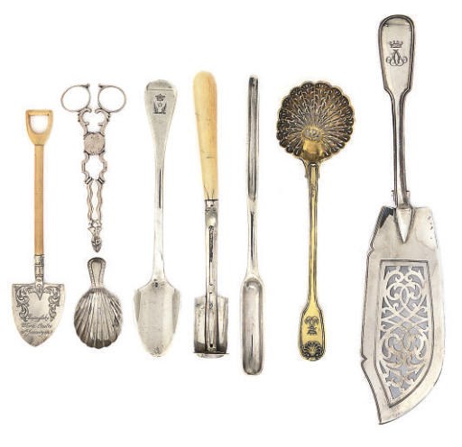 A GROUP OF 18TH/19TH CENTURY SILVER FLATWARE,