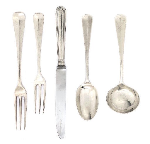 A LARGE QUANTITY OF MODERN SILVER RAT-TAIL FLATWARE & CUTLERY,