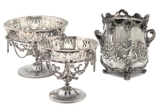 A SUITE OF THREE VICTORIAN ELECTROPLATED DESSERT STANDS,