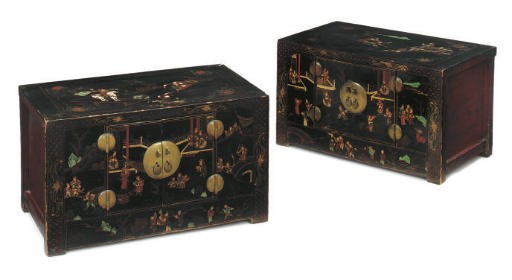 A PAIR OF BLACK LACQUER AND CHINOISERIE DECORATED CABINETS