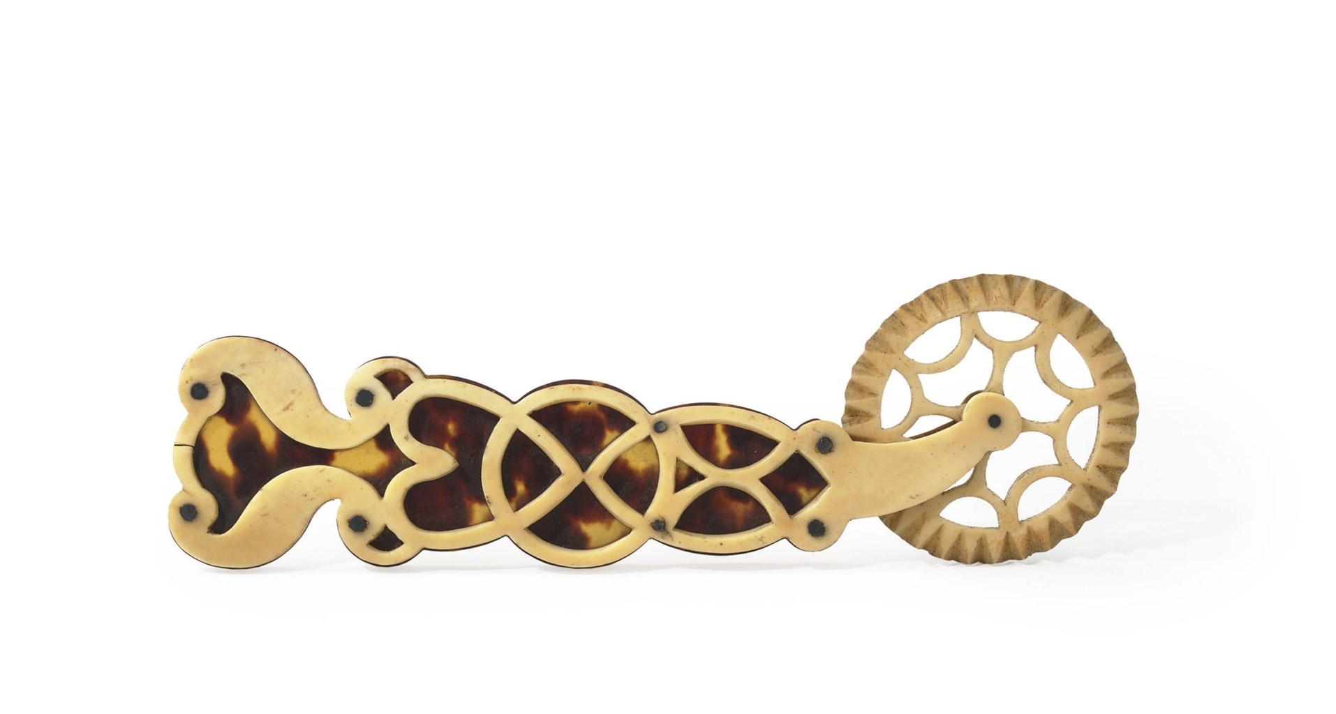 AN IVORY AND TORTOISESHELL JAGGING WHEEL