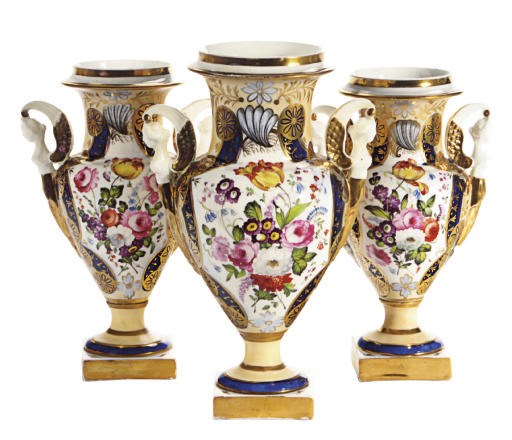 AN ENGLISH PORCELAIN CUSTARD AND BLUE GROUND THREE-PIECE GARNITURE,