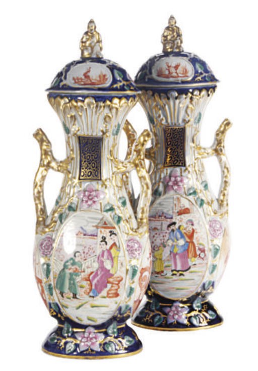 A PAIR OF CONTINENTAL CHINESE EXPORT STYLE TWO-HANDLED FLATTENED VASES AND COVER,