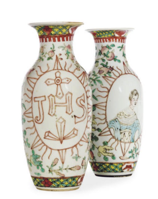 A PAIR OF CHINESE EXPORT FAMILLE VERTE PORCELAIN EUROPEAN SUBJECT OVULAR-FORM VASE,