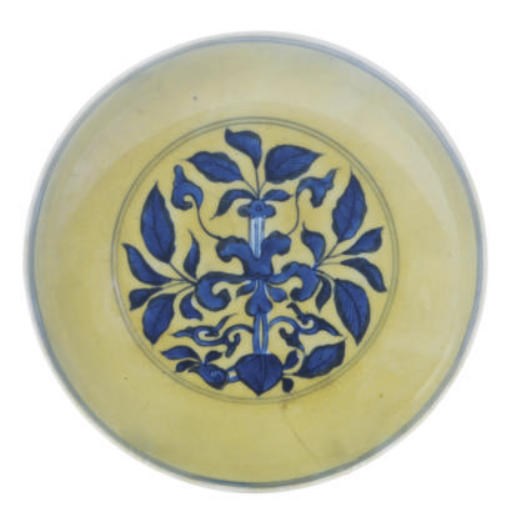 A CHINESE MING-STYLE YELLOW-GROUND DISH,