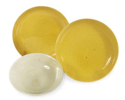A PAIR OF CHINESE PORCELAIN YELLOW GLAZED SMALL DISHES AND A JADE SMALL DISH,