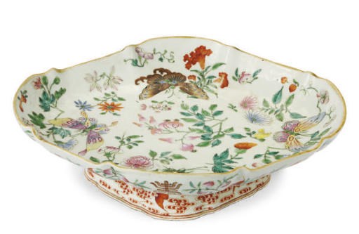 A CHINESE FAMILLE ROSE LOZENGE-SHAPED FOOTED SERVING DISH,