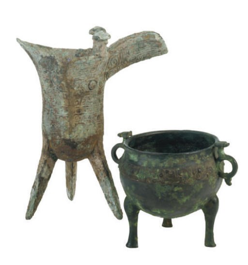 A SMALL CHINESE ARCHAIC BRONZE TRIPOD WINE VESSEL, JUE,