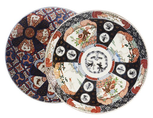 THREE JAPANESE PORCELAIN IMARI CHARGERS,