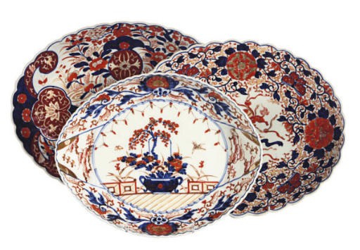 THREE JAPANESE IMARI PORCELAIN LOZENGE-SHAPED DISHES,