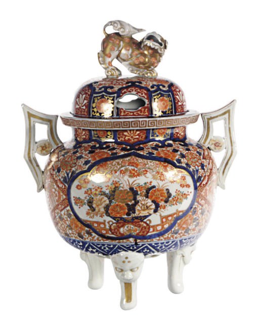 A JAPANESE PORCELAIN IMARI TRIPOD CENSER AND COVER,