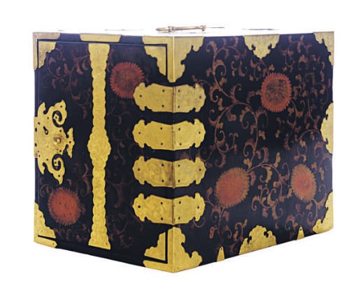 AN JAPANESE GILT-METAL MOUNTED LACQUERED AND PAINTED TABLE BOX,