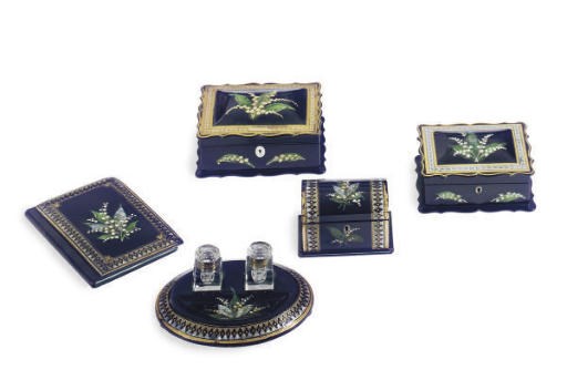 A GROUP OF LACQUERED, PARCEL-GILT AND MOTHER-OF-PEARL TABLE ARTICLES,