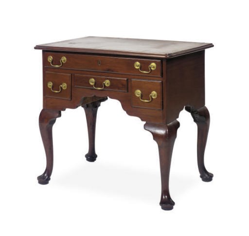A GEORGE III MAHOGANY DRESSING TABLE,