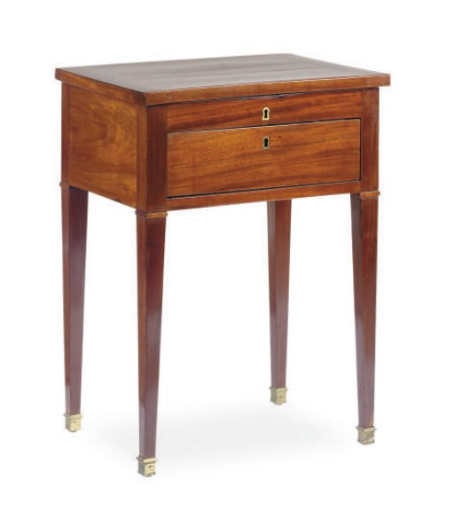 A FRENCH MAHOGANY DRESSING TABLE,