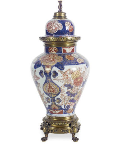A GILT-METAL MOUNTED IMARI PORCELAIN JAR AND COVER MOUNTED AS A LAMP,