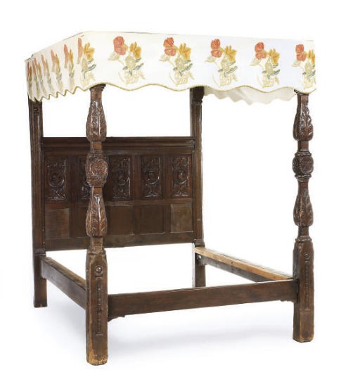 AN ENGLISH OAK BEDSTEAD,