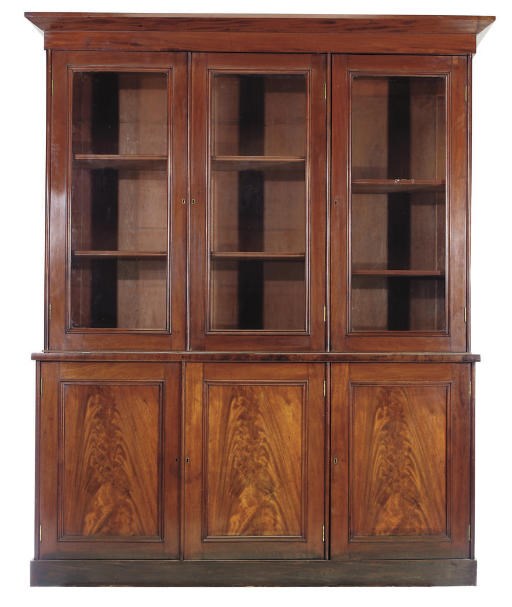 AN EARLY VICTORIAN MAHOGANY BOOKCASE
