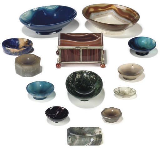 A GROUP OF AGATE AND STAINED AGATE MINIATURE BOWLS AND SALTS