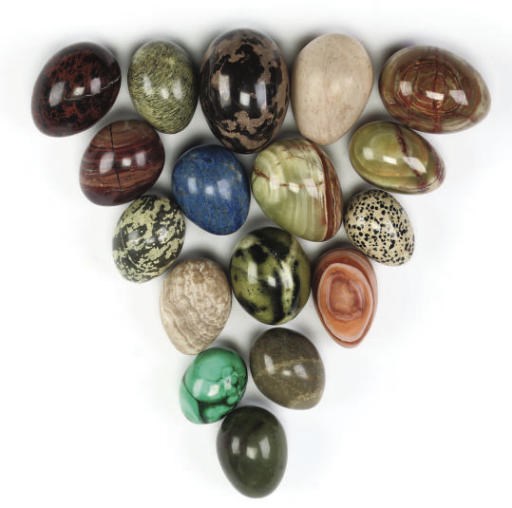 A GROUP OF SEVENTEEN SPECIMEN MINERAL EGGS
