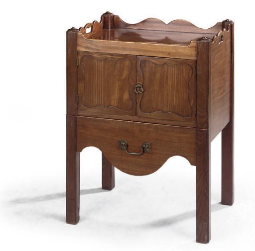 A GEORGE III MAHOGANY TRAY TOP COMMODE