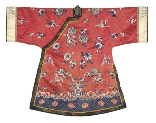 A LADY'S INFORMAL ROBE OF RED SILK, LATE 19TH  EARLY 20TH CENTURY