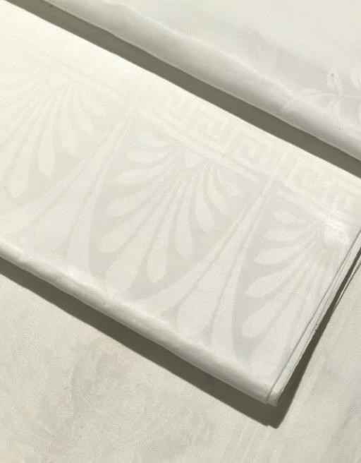 A GROUP OF FINE LINEN, INCLUDING AN AUSTRALIAN TABLECLOTH