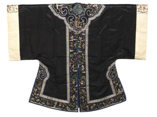 AN INFORMAL ROBE OF BLACK SATIN, EARLY 20TH CENTURY