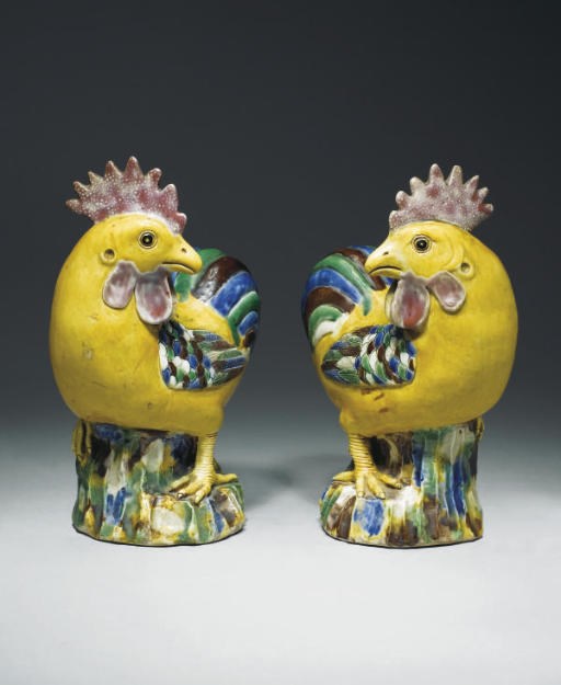 PAIRE DE COQS EN PORCELAINE POLYCHROME