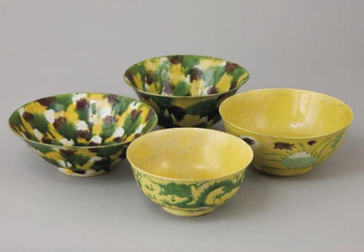 QUATRE BOLS EN PORCELAINE EMAILLEE JAUNE, VERT, BLANC ET AUBERGINE