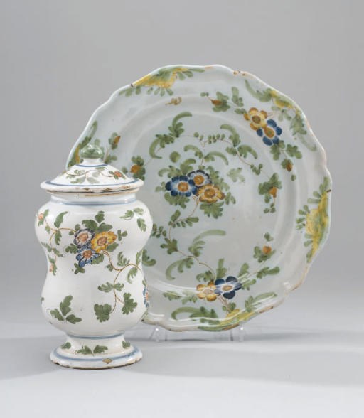 PLAT ET ALBARELLO ET UN COUVERCLE EN FAIENCE ITALIENNE DU XVIIIEME SIECLE