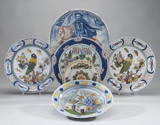 QUATRE PLATS ET UNE ASSIETTE EN FAIENCE DE DELFT DES XVIIIEME ET XIXEME SIECLE