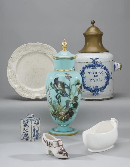 POT A TABAC INSCRIT EN FAIENCE FRANCAISE DU XVIIIEME SIECLE ET UN COUVERCLE EN CUIVRE
