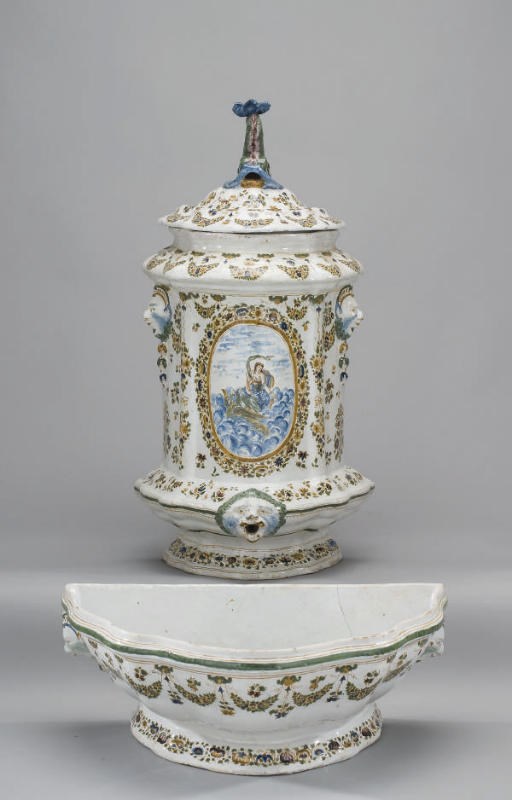FONTAINE, SON COUVERCLE ET SON BASSIN EN FAIENCE DANS LE STYLE DE MOUSTIERS
