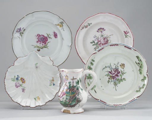 TROIS ASSIETTES, UN COMPOTIER COQUILLE ET UN POT A LAIT EN FAIENCE DU XVIIIEME SIECLE
